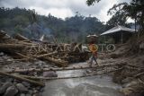  Warga memanggul karung berisi bantuan untuk korban banjir bandang dan longsor di Langgai, Gantiang Mudiak Utara Surantiah, Kecamatan Sutera, Pesisir Selatan, Sumatera Barat, Selasa (12/3/2024). Akses menuju lokasi bencana tersebut putus dan warga yang terdampak mengharapkan bantuan berupa kebutuhan untuk ibu dan anak serta perbaikan jaringan listrik yang terputus ke desa mereka. ANTARA FOTO/Givo Alputra/Lmo/aww.
