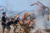 Sejumlah warga membakar Ogoh-Ogoh di kawasan Jimbaran, Badung, Bali, Selasa (12/3/2024). Pembakaran Ogoh-ogoh yang telah diarak sebelum Hari Raya Nyepi Tahun Saka 1946 tersebut dilakukan sebagai simbol pemusnahan sifat-sifat buruk manusia serta pengaruh-pengaruh jahat lainnya di alam semesta. ANTARA FOTO/Fikri Yusuf/wsj.