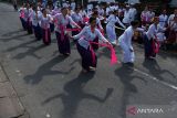 Sejumlah warga menampilkan Tari Rejang Giri Putri saat rangkaian tradisi Mbed-Mbedan di Desa Adat Semate, Badung, Bali, Selasa (12/3/2024). Tradisi yang mirip olahraga tarik tambang tersebut digelar setiap setahun sekali tepatnya pada hari Ngembak Geni atau sehari setelah Hari Raya Nyepi Tahun Baru Saka 1946 dengan diikuti puluhan warga untuk memohon keharmonisan dan mempererat tali persaudaraan sesama warga. ANTARA FOTO/Nyoman Hendra Wibowo/wsj.