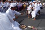 Sejumlah warga saling tarik-menarik tumbuhan bun kalot saat tradisi Mbed-Mbedan di Desa Adat Semate, Badung, Bali, Selasa (12/3/2024). Tradisi yang mirip olahraga tarik tambang tersebut digelar setiap setahun sekali tepatnya pada hari Ngembak Geni atau sehari setelah Hari Raya Nyepi Tahun Baru Saka 1946 dengan diikuti puluhan warga untuk memohon keharmonisan dan mempererat tali persaudaraan sesama warga. ANTARA FOTO/Nyoman Hendra Wibowo/wsj.