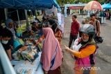 Warga mengunjungi stan pada bazar Ramadhan di Halaman Kantor Bulog Kanwil Jabar, Bandung, Jawa Barat, Rabu (13/3/2024). Bazar Ramadhan yang menampilkan 20 produk dari UMKM kuliner dan fesyen tersebut digelar dalam rangka menstrimulasi daya beli masyarakat pada pekan pertama bulan suci Ramadhan 1445 H. ANTARA FOTO/Raisan Al Farisi/agr