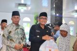 Ramadhan Berbagi, Hendri Septa Serahkan Paket Sembako bagi 395 Mustahik di Padang Selatan