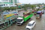 Jalur pantura Kaligawe Semarang dilanda banjir