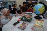 Membaca buku di perpustakaan Masjid Agung Solo