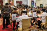 Presiden serahkan zakat ke Baznas