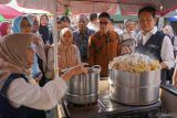 Petugas laboratorium Balai Besar Pengawas Obat dan Makanan (BBPOM) Banda Aceh mengecek jajanan takjil Ramadhan 1445 H yang dijual pedagang musiman di Pasar Kuliner Ramadhan, Banda Aceh, Aceh, Kamis (14/3/2024). BBPOM Provinsi Aceh menguji sampel jajanan buka puasa untuk memastikan makanan dan minuman takjil yang dikonsumsi masyarakat selama Ramadhan terbebas dari kandungan zat berbahaya. ANTARA FOTO/Khalis Surry
