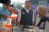 Petugas laboratorium Balai Besar Pengawas Obat dan Makanan (BBPOM) Banda Aceh mengecek jajanan takjil Ramadhan 1445 H yang dijual pedagang musiman di Pasar Kuliner Ramadhan, Banda Aceh, Aceh, Kamis (14/3/2024). BBPOM Provinsi Aceh menguji sampel jajanan buka puasa untuk memastikan makanan dan minuman takjil yang dikonsumsi masyarakat selama Ramadhan terbebas dari kandungan zat berbahaya. ANTARA FOTO/Khalis Surry
