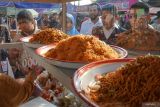 Petugas laboratorium Balai Besar Pengawas Obat dan Makanan (BBPOM) Banda Aceh mengecek jajanan takjil Ramadhan 1445 H yang dijual pedagang musiman di Pasar Kuliner Ramadhan, Banda Aceh, Aceh, Kamis (14/3/2024). BBPOM Provinsi Aceh menguji sampel jajanan buka puasa untuk memastikan makanan dan minuman takjil yang dikonsumsi masyarakat selama Ramadhan terbebas dari kandungan zat berbahaya. ANTARA FOTO/Khalis Surry
