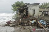 Warga mengamati rumah rusak di Cipatuguran, Palabuhanratu, Kabupaten Sukabumi, Jawa Barat, Kamis (14/3/2024). Gelombang tinggi yang terjadi pada Selasa (12/3) di perairan selatan Sukabumi tersebut mengakibatkan ratusan warung, sejumlah rumah dan perahu nelayan mengalami kerusakan. ANTARA FOTO/Henry Purba/agr
