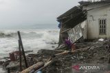 Warga mengumpulkan sejumlah barang yang masih bisa diselamatkan di Cipatuguran, Palabuhanratu, Kabupaten Sukabumi, Jawa Barat, Kamis (14/3/2024). Gelombang tinggi yang terjadi pada Selasa (12/3) di perairan selatan Sukabumi tersebut mengakibatkan ratusan warung, sejumlah rumah dan perahu nelayan mengalami kerusakan. ANTARA FOTO/Henry Purba/agr