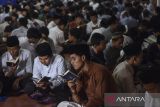 Santri mengikuti kegiatan hafiz quran di Pondok Pesantren Darussalam, Kabupaten Ciamis, Jawa Barat, Kamis (14/3/2024). Selama bulan Ramadhan pesantren tersebut menjalankan tradisi santri menghafal Al Quran dan ditargetkan selasai 30 juz atau khatam selama bulan puasa. ANTARA FOTO/Adeng Bustomi/agr