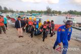 Tim SAR gabungan melakukan evakuasi terhadap Sidi (61) korban tenggelam di Pelabuhan Jelitik, Sungailiat, Kabupaten Bangka, Kepulauan Bangka Belitung, Kamis (14/3/2024). (ANTARA/ HO-Kansar Pangkalpinang