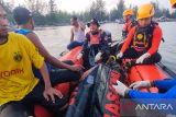 Tim SAR gabungan melakukan evakuasi terhadap Sidi (61) korban tenggelam di Pelabuhan Jelitik, Sungailiat, Kabupaten Bangka, Kepulauan Bangka Belitung, Kamis (14/3/2024). (ANTARA/ HO-Kansar Pangkalpinang
