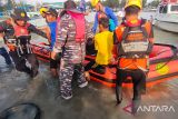 Tim SAR gabungan melakukan evakuasi terhadap Sidi (61) korban tenggelam di Pelabuhan Jelitik, Sungailiat, Kabupaten Bangka, Kepulauan Bangka Belitung, Kamis (14/3/2024). (ANTARA/ HO-Kansar Pangkalpinang