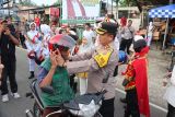 Polres Pasaman Barat bagikan helm gratis kepada pengendara edukasi masyarakat tertib berlalu lintas