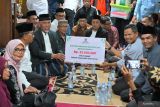 Gubernur Mahyeldi Salurkan Bantuan untuk Renovasi RTLH Milik Guru Honorer di Jambu Aia Kabupaten Agam