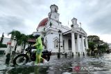 Kawasan wisata Kota Lama Semarang terendam banjir