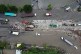 Foto udara sejumlah kendaraan melewati banjir yang merendam jalur pantura di Jalan Kaligawe Raya, Semarang, Jawa Tengah, Rabu (13/3/2024). Intensitas hujan yang tinggi dan meluapnya air sungai di sekitar ruas jalan di kawasan itu mengakibatkan banjir dengan ketinggian 40 cm - 1,5 meter sehingga menyebabkan lalu lintas dari Kota Semarang menuju Kabupaten Demak maupun sebaliknya terganggu. ANTARA FOTO/Makna Zaezar/tom.
