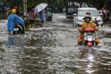 Pengendara motor dan mobil berusaha menembus banjir yang merendam di kawasan Jalan Raya Arteri Soekarno-Hatta, Semarang, Jawa Tengah, Kamis (14/3/2024). Sejumlah jalan protokol maupun alternatif di Kota Semarang terendam banjir dengan ketinggian bervariasi dari 30 sentimeter - 1,5 meter akibat curah hujan tinggi disertai angin sejak Selasa (12/3/2024) malam serta kurang lancarnya drainase yang menyebabkan lalu lintas terganggu. ANTARA FOTO/Makna Zaezar/foc.