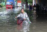 Warga mendorong sepedanya saat berusaha menembus banjir yang merendam di kawasan Jalan Raya Arteri Soekarno-Hatta, Semarang, Jawa Tengah, Kamis (14/3/2024). Sejumlah jalan protokol maupun alternatif di Kota Semarang terendam banjir dengan ketinggian bervariasi dari 30 sentimeter hingga 1,5 meter akibat curah hujan tinggi disertai angin sejak Selasa (12/3/2024) malam serta kurang lancarnya drainase yang menyebabkan lalu lintas terganggu. ANTARA FOTO/Makna Zaezar/foc.