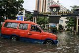Pengendara mobil berusaha menembus banjir yang merendam di kawasan Jalan Raya Arteri Soekarno-Hatta, Semarang, Jawa Tengah, Kamis (14/3/2024). Sejumlah jalan protokol maupun alternatif di Kota Semarang terendam banjir dengan ketinggian bervariasi dari 30 sentimeter hingga 1,5 meter akibat curah hujan tinggi disertai angin sejak Selasa (12/3/2024) malam serta kurang lancarnya drainase yang menyebabkan lalu lintas terganggu. ANTARA FOTO/Makna Zaezar/foc.