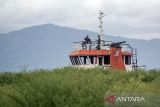 Ngabuburit di bangkai kapal sisa tsunami di Palu