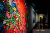 Pengunjung mengamati karya seni pada pameran yang bertajuk Bulan Terbit di Grey Art Gallery, Bandung, Jawa Barat, Jumat (15/3/2024). Pameran tersebut menampilkan karya 75 seniman dari berbagai daerah di Indonesia yang menawarkan karya visual seni rupa Islami serta sebagai penanda perkembangan seni rupa Islami dan wujud toleransi antar umat beragama dalam menyajikan karya rupa dari ragam sudut pandang. ANTARA FOTO/Raisan Al Farisi/agr