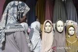 Pembeli memilah kerudung di gerai jilbab, Kabupaten Ciamis, Jawa Barat, Jumat (15/3/2024). edagang setempat menyatakan pada minggu pertama Ramadhan 1445 H, penjualan kerudung seharga Rp15 ribu hingga Rp100 ribu per buah itu masih stabil dan diperkirakan akan mulai meningkat penjualannya pada pertengahan bulan puasa. ANTARA FOTO/Adeng Bustomi/agr