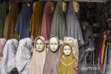 Pembeli mengunjungi gerai jilbab di Kabupaten Ciamis, Jawa Barat, Jumat (15/3/2024). Pedagang setempat menyatakan pada minggu pertama Ramadhan 1445 H, penjualan kerudung seharga Rp15 ribu hingga Rp100 ribu per buah itu masih stabil dan diperkirakan akan mulai meningkat penjualannya pada pertengahan bulan puasa. ANTARA FOTO/Adeng Bustomi/agr