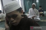 Santri penyandang disabilitas tunanetra membaca ayat suci menggunakan Al Quran Braille di Pesantren Tuna Netra Shofiyah, Cianjur, Jawa Barat, Jumat (15/3/2024). Sebanyak 14 santri di pesantren khusus tunanetra tersebut menjalani pendidikan baca dan hafal Al Quran dengan metode braille serta bunyi-bunyian. ANTARA FOTO/Henry Purba/agr
