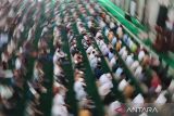 Jamaah padati Masjid Al-Markaz Makassar pada Jumat pertama Ramadhan 1445 H