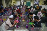 Sejumlah umat Islam menyantap bubur sop khas India saat berbuka puasa di Masjid Jami, Medan, Sumatera Utara, Kamis (14/3/2024). Pengurus Masjid Jami menyiapkan sebanyak 100 - 200 porsi bubur sop khas India dan minuman cha per hari yang dibagikan kepada masyarakat selama bulan suci Ramadhan 1445 H. ANTARA FOTO/Fransisco Carolio