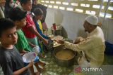 Sejumlah umat Islam menyantap bubur sop khas India saat berbuka puasa di Masjid Jami, Medan, Sumatera Utara, Kamis (14/3/2024). Pengurus Masjid Jami menyiapkan sebanyak 100 - 200 porsi bubur sop khas India dan minuman cha per hari yang dibagikan kepada masyarakat selama bulan suci Ramadhan 1445 H. ANTARA FOTO/Fransisco Carolio