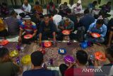 Sejumlah umat Islam menyantap bubur sop khas India saat berbuka puasa di Masjid Jami, Medan, Sumatera Utara, Kamis (14/3/2024). Pengurus Masjid Jami menyiapkan sebanyak 100 - 200 porsi bubur sop khas India dan minuman cha per hari yang dibagikan kepada masyarakat selama bulan suci Ramadhan 1445 H. ANTARA FOTO/Fransisco Carolio