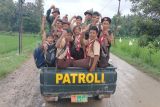 Bahagia itu sederhana, bisa naik mobil patroli TNI mereka sudah senang