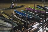 Umat muslim menggunakan perahu untuk berangkat melaksanakan shalat Tarawih di Masjid Riyadhul Abidin, Ulu Gedong, Jambi, Jumat (15/3/2024). Banjir yang telah merendam kawasan itu sejak tiga bulan terakhir dan melumpuhkan akses jalan darat tidak menyurutkan umat muslim setempat untuk melaksanakan ibadah shalat Tarawih berjamaah di masjid. ANTARA FOTO/Wahdi Septiawan/foc.