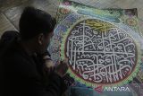 Santri membuat kaligrafi Al Quran di Pesantren Kaligrafi Al Quran Lemka, Kota Sukabumi, Jawa Barat, Minggu (17/3/2024). Pesantren kaligrafi tersebut memberikan pendidikan dan latihan di bidang seni kaligrafi secara khusus guna mengembangkan bakat dan pengenalan khazanah Islam. ANTARA FOTO/Henry Purba/agr