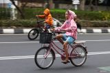 Car Free Day pertama di bulan Ramadhan. Warga bersepeda saat Hari Bebas Kendaraan Bermotor (Car Free Day) di Jalan Darmo, Surabaya, Jawa Timur, Minggu (17/3/2024). Kawasan yang biasanya ramai dikunjungi warga maupun pedagang pada hari Minggu saat Hari Bebas Kendaraan Bermotor tersebut tampak lengang di hari Minggu pertama Ramadhan 1445 H. ANTARA Jatim/Didik Suhartono/rf