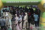 Warga antre untuk mendapatkan kupon pembelian beras saat gerakan pangan murah di PCNU Kabupaten Sukabumi, Jawa Barat, Senin (18/3/2024). Perum Bulog bersama LTM NU Kabupaten Sukabumi menggelar gerakan pangan murah dengan menyediakan 10 ton beras SPHP, telur, gula, sayuran dan minyak goreng guna menstabilkan pasokan dan harga bahan pokok selama bulan Ramadhan. ANTARA FOTO/Henry Purba/agr