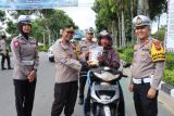 Sat Lantas Polres Agam bagikan ratusan sembako