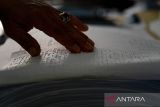 Pekerja memeriksa Al Quran Braille yang telah selesai di produksi di Percetakan Yayasan Penyantun Wyata Guna, Bandung, Jawa Barat, Senin (18/3/2024). Al Quran Braille yang dicetak menggunakan mesin cetak Thomson, satu-satunya yang masih beroperasi di Indonesia itu mampu memproduksi 200 - 300 set Al Quran Braille untuk didistribusikan ke berbagai masjid, majelis taklim serta lembaga di seluruh Indonesia. ANTARA FOTO/Raisan Al Farisi/agr