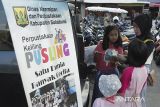 Warga membaca buku dari mobil perpustakaan keliling di Alun-alun Cisaat, Kabupaten Sukabumi, Jawa Barat, Senin (18/3/2024). Dinas Arsip dan Perpustakaan (Diarpus) Kabupaten Sukabumi menyediakan fasilitas perpustakaan keliling untuk meningkatkan daya minat membaca bagi anak sekaligus menunggu waktu berbuka puasa atau ngabuburit pada bulan Ramadhan. ANTARA FOTO/Henry Purba/agr
