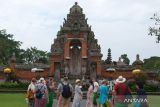 Wisatawan mancanegara menikmati keindahan pura saat mengunjungi objek wisata Pura Taman Ayun di Kabupaten Badung, Bali, Senin (18/3/2024). Pulau Bali kembali dinobatkan sebagai salah satu destinasi wisata terbaik di dunia dengan memperoleh predikat The Best Island dalam DestinAsian Readers Choice Awards. ANTARA FOTO/Nyoman Hendra Wibowo/wsj.