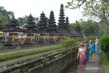 Wisatawan mancanegara menikmati keindahan pura saat mengunjungi objek wisata Pura Taman Ayun di Kabupaten Badung, Bali, Senin (18/3/2024). Pulau Bali kembali dinobatkan sebagai salah satu destinasi wisata terbaik di dunia dengan memperoleh predikat The Best Island dalam DestinAsian Readers Choice Awards. ANTARA FOTO/Nyoman Hendra Wibowo/wsj.