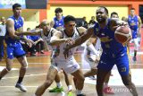 Pebasket Satria Muda Pertamina Jakarta Mycheal Gerome Henry (kanan) berebut bola dengan pebasket Bali United Basketball Galank Gunawan (tengah) saat pertandingan Indonesian Basketball League (IBL) 2024 di GOR Merpati, Denpasar, Bali, Minggu (17/3/2024). Satria Muda Pertamina Jakarta mengalahkan tuan rumah Bali United Basketball dengan skor 85-75. ANTARA FOTO/Fikri Yusuf/wsj.