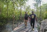 Menteri Pariwisata dan Ekonomi Kreatif (Menparekraf) Sandiaga Uno (kiri) berbincang dengan seorang anggota kelompok sadar wisata (Pokdarwis) saat mengunjungi kawasan ekowisata mangrove Pangkal Babu, Tungkal 1, Tanjung Jabung Barat, Jambi, Minggu (17/3/2024). Mangrove Pangkal Babu yang berada di kawasan rintisan desa wisata tersebut sebagian arealnya tengah dikembangkan menjadi kawasan ekowisata dan edukasi penanaman mangrove, serta budidaya kepiting oleh pemuda setempat yang didukung instansi terkait. ANTARA FOTO/Wahdi Septiawan/nym.