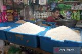 Harga beras kualitas medium di Pasar Manis Purwokerto  turun