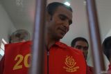 Terdakwa kasus penyeludupan Rohingya berada di ruang tahanan usai mengikuti sidang lanjutan di Pengadilan Negeri Jantho, Aceh Besar, Aceh, Selasa, (19/3/2024). Sidang lanjutan dengan agenda pemeriksaan saksi kasus penyeludupan 134 orang imigran Rohingya ke Aceh terhadap tiga terdakwa yakni Anisul Hoque (27), Habibul Basyar (53) dan Mohammed Amin (35) ditunda karena tidak hadir penerjemah dan akan digelar kembali pada Selasa (26/3). ANTARA FOTO/Khalis Surry