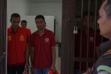 Terdakwa kasus penyeludupan Rohingya berada di ruang tahanan usai mengikuti sidang lanjutan di Pengadilan Negeri Jantho, Aceh Besar, Aceh, Selasa, (19/3/2024). Sidang lanjutan dengan agenda pemeriksaan saksi kasus penyeludupan 134 orang imigran Rohingya ke Aceh terhadap tiga terdakwa yakni Anisul Hoque (27), Habibul Basyar (53) dan Mohammed Amin (35) ditunda karena tidak hadir penerjemah dan akan digelar kembali pada Selasa (26/3). ANTARA FOTO/Khalis Surry
