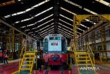 Pekerja melakukan perawatan lokomotif di Depo Lokomotif Daop 2, Bandung, Jawa Barat, Selasa (19/3/2024). PT KAI Daop 2 Bandung menyiapkan enam kereta api tambahan untuk melayani masa angkutan Lebaran tahun 2024 yang akan dioperasikan untuk periode keberangkatan 31 Maret sampai 21 April 2024. ANTARA FOTO/Raisan Al Farisi/agr